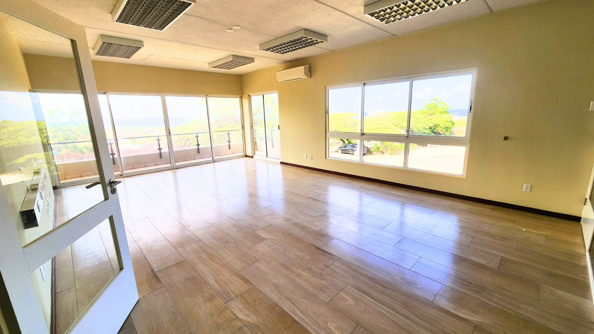 Commercial in Curaçao