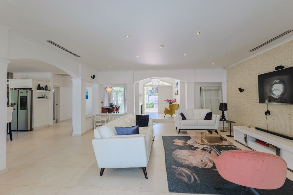 Property in Toni Kunchi